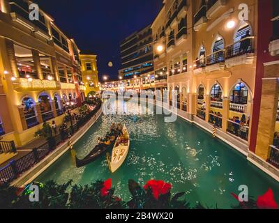 Crociera in gondola nel Centro commerciale Veneziano di Manila, Filippine Foto Stock