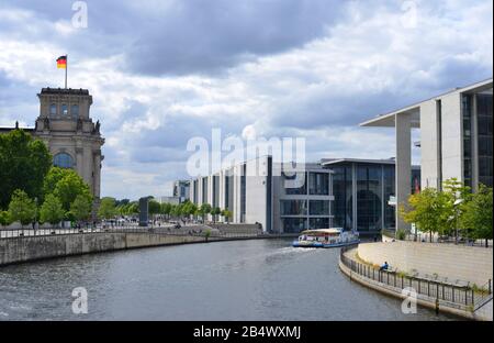 Berlino Germania vista sul fiume Sprea con i buidings del Bundestag tedesco e il Reichstag Foto Stock