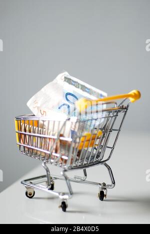 piccolo carrello acquisti pieno di euro denaro contante Foto Stock
