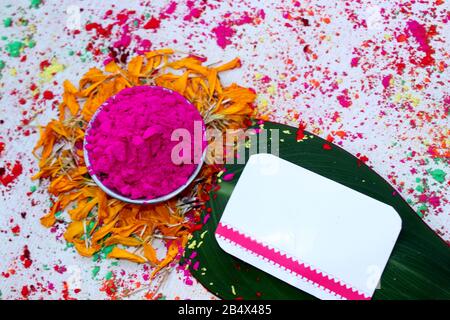 Polvere tradizionale di holi colorati in ciotole, colori Gulal biologici per la festa delle holi Foto Stock