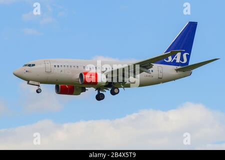 ST. Petersburg, RUSSIA - 17 MAGGIO 2016: Compagnia aerea scandinava Boeing 737-683 (LN-RCW) sulla pista di scorrimento Foto Stock