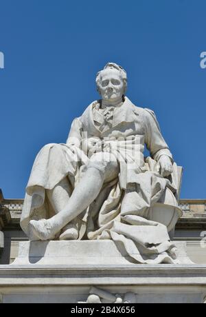 Statua, Alexander Von Humboldt, Humboldtuniversitaet, Unter Den Linden, Mitte, Berlin, Deutschland / Hauptgebäude, Humboldtuniversität Foto Stock