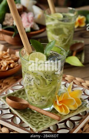 Es Kuwut. Un cocktail di frutta Balinese di melone di melone, cocco e semi di basilico. Foto Stock