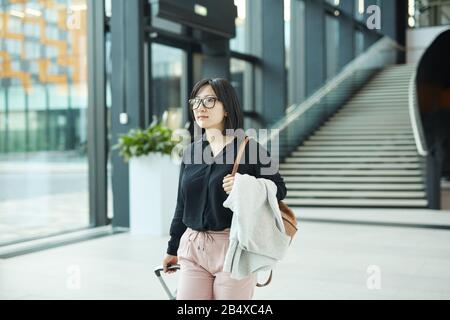 Ritratto orizzontale di giovane donna asiatica s Foto Stock