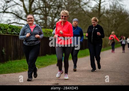 Un gruppo di donne celebra la Giornata Internazionale della Donna presto partecipando al loro locale IWD Parkrun in collaborazione con Questa Girl Can di Osterley Park, Londra. Foto Stock