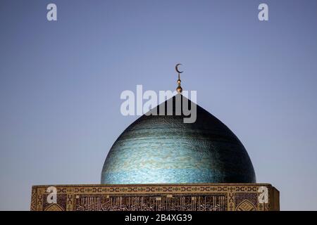 Cupola della Moschea Kalyan contro il cielo serale, parte del complesso po-i-Kalyan a Bukhara, Uzbekistan Foto Stock