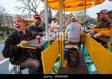 Bournemouth, Dorset, Regno Unito. 7th marzo 2020. Bourne2cycle lancia la bici di gruppo 1st a Bournemouth con la loro bici da birra che prende fino a 12 persone, come un nuovo modo divertente di vedere Bournemouth mentre si gode un drink e musica; ideale per gruppi, famiglie, occasioni speciali ed eventi aziendali. I primi passeggeri si divertono a godersi il giro da nubile, con un'aria curiosa di persone che passano e di altri conducenti/passeggeri. La moto da birra è un veicolo a propulsione umana multi-passeggeri inventato nel 1997 da Het Fietscafe BV dai Paesi Bassi. Credit: Carolyn Jenkins/Alamy Live News Foto Stock