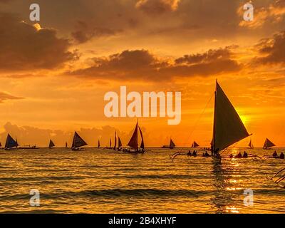 Tramonto sulla spiaggia di Boracay nelle Filippine Foto Stock