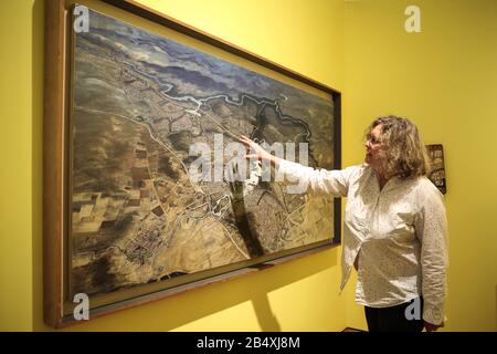 Canberra. 6th Mar, 2020. Foto scattata il 6 marzo 2020 mostra il curatore Virginia Rigney presentando una mappa storica di Canberra al Canberra Museum and Gallery (CMAG) a Canberra, Australia. Sabato, Presso il Canberra Museum and Gallery (CMAG), è stata inaugurata una mostra Che Vede Canberra come una delle più grandi del suo genere. Con circa 110 oggetti in esposizione, durerà fino al 12 settembre di quest'anno. Per ANDARE CON 'Caratteristica: Viaggiare indietro nel tempo per vedere la storia della capitale australiana' credito: Chu Chen/Xinhua/Alamy Live News Foto Stock