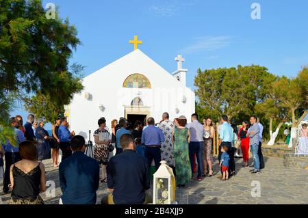 Battesimo alla Chiesa dei santi costantino ed elena una bella piccola chiesa greca ortodossa in C Foto Stock