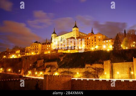 Toledo di notte in Spagna. Famoso Sito Patrimonio Dell'Umanità Dell'Unesco. La città storica in bella illuminazione dopo il tramonto. Foto Stock