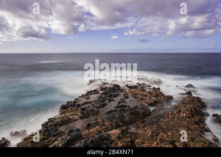 Rocce vulcaniche di El Pris, mare vulcanico dell'oceano Atlantico, fotografia a lunga esposizione, Tacoronte, Tenerife, isole Canarie, Spagna Foto Stock