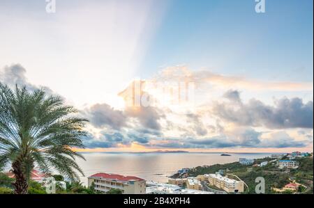 Vista di St Barts da St Martin con hotel e ville in primo piano, Sint Maarten Foto Stock