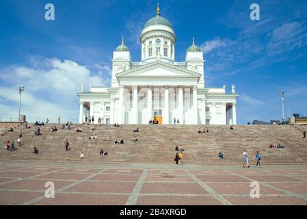 Helsinki, FINLANDIA - 11 GIUGNO 2017: Vista della cattedrale luterana di San Nicola in Piazza del Senato il pomeriggio di giugno Foto Stock