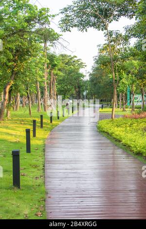 Sentiero in legno nel Parco Fushan di Jiangmen, nella provincia del Guangdong della Cina meridionale. Foto Stock