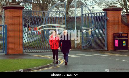 Glasgow, Scotstoun, Regno Unito, 7th Marzo, 2020: Il complesso sportivo Scotstoun è stato chiuso questa mattina agli amanti della palestra e degli sport e il rugby femminile internazionale annullato a causa di Coronavirus spavare. Uno dei giocatori di rugby femminile è stato trovato per essere infettato e un utente settimanale delle strutture della palestra. I cancelli sono stati aperti per consentire ai lavoratori di lasciare in auto e a piedi. I clienti delusi si sono trovati di fronte a delle notifiche ai cancelli chiusi e gli stand erano vuoti. Copywrite Gerard Ferry/ Alamy Live News Foto Stock