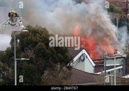 Belfast, Irlanda Del Nord. 7th Mar 2020. Gli equipaggi dei servizi antincendio dell'Irlanda del Nord affrontano un grande incendio presso il Trinity Lodge a Belfast ovest, sabato, marzo 7th, 2020. Il tetto sulla parte posteriore collassato molto rapidamente ha questi insieme delle immagini mostrano. Photo/Paul Mcerlane Credit: Paul Mcerlane/Alamy Live News Foto Stock