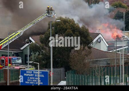 Belfast, Irlanda Del Nord. 7th Mar 2020. Gli equipaggi dei servizi antincendio dell'Irlanda del Nord affrontano un grande incendio presso il Trinity Lodge a Belfast ovest, sabato, marzo 7th, 2020. Il tetto sulla parte posteriore collassato molto rapidamente ha questi insieme delle immagini mostrano. Photo/Paul Mcerlane Credit: Paul Mcerlane/Alamy Live News Foto Stock