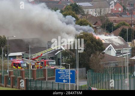 Belfast, Irlanda Del Nord. 7th Mar 2020. Gli equipaggi dei servizi antincendio dell'Irlanda del Nord affrontano un grande incendio presso il Trinity Lodge a Belfast ovest, sabato, marzo 7th, 2020. Il tetto sulla parte posteriore collassato molto rapidamente ha questi insieme delle immagini mostrano. Photo/Paul Mcerlane Credit: Paul Mcerlane/Alamy Live News Foto Stock