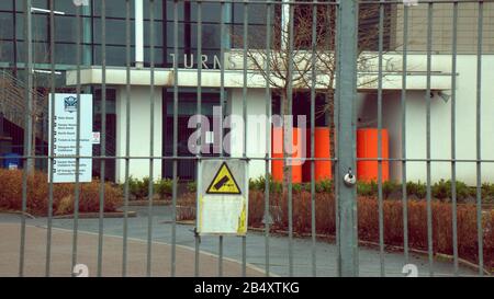 Glasgow, Scotstoun, Regno Unito, 7th Marzo, 2020: Il complesso sportivo Scotstoun è stato chiuso questa mattina agli amanti della palestra e degli sport e il rugby femminile internazionale annullato a causa di Coronavirus spavare. Uno dei giocatori di rugby femminile è stato trovato per essere infettato e un utente settimanale delle strutture della palestra. I cancelli sono stati aperti per consentire ai lavoratori di lasciare in auto e a piedi. I clienti delusi si sono trovati di fronte a delle notifiche ai cancelli chiusi e gli stand erano vuoti. Copywrite Gerard Ferry/ Alamy Live News Foto Stock