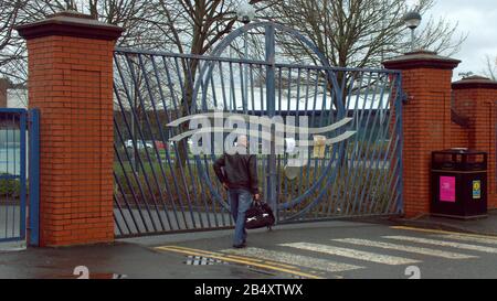 Glasgow, Scotstoun, Regno Unito, 7th Marzo, 2020: Il complesso sportivo Scotstoun è stato chiuso questa mattina agli amanti della palestra e degli sport e il rugby femminile internazionale annullato a causa di Coronavirus spavare. Uno dei giocatori di rugby femminile è stato trovato per essere infettato e un utente settimanale delle strutture della palestra. I cancelli sono stati aperti per consentire ai lavoratori di lasciare in auto e a piedi. I clienti delusi si sono trovati di fronte a delle notifiche ai cancelli chiusi e gli stand erano vuoti. Copywrite Gerard Ferry/ Alamy Live News Foto Stock