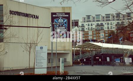 Glasgow, Scotstoun, Regno Unito, 7th Marzo, 2020: Il complesso sportivo Scotstoun è stato chiuso questa mattina agli amanti della palestra e degli sport e il rugby femminile internazionale annullato a causa di Coronavirus spavare. Uno dei giocatori di rugby femminile è stato trovato per essere infettato e un utente settimanale delle strutture della palestra. I cancelli sono stati aperti per consentire ai lavoratori di lasciare in auto e a piedi. I clienti delusi si sono trovati di fronte a delle notifiche ai cancelli chiusi e gli stand erano vuoti. Copywrite Gerard Ferry/ Alamy Live News Foto Stock