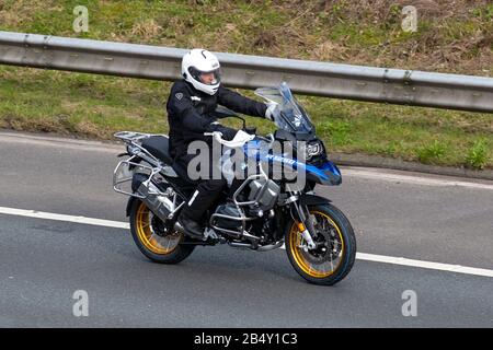 BMW R1250 Motorcycle & Rider; traffico veicolare, trasporto su due ruote, veicoli moderni, moto, veicolo, strade, moto motociclistiche, automobilismo su autostrada M6 Chorley, Regno Unito Foto Stock