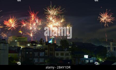 Mandalay Hill a New anni notte con spettacolo di fuochi d'artificio a Mandalay, Myanmar Foto Stock