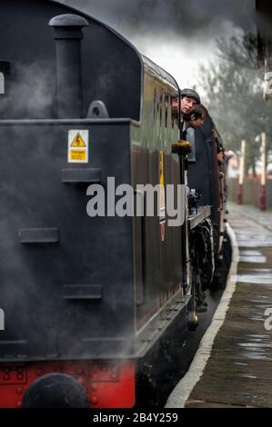 Ramsbottom, Lancashire, Regno Unito. 07 Marzo 2020. Giorno due del Gala annuale di vapore di primavera sulla Ferrovia di East Lancashire. Giornata intensa alla stazione ferroviaria di Ramsbottom, Lancashire, mentre i passeggeri cambiano treno alla fermata. L'evento di tre giorni attira centinaia di appassionati di vapore da tutto il paese. Credito: Paul Heyes/Alamy Live News Foto Stock