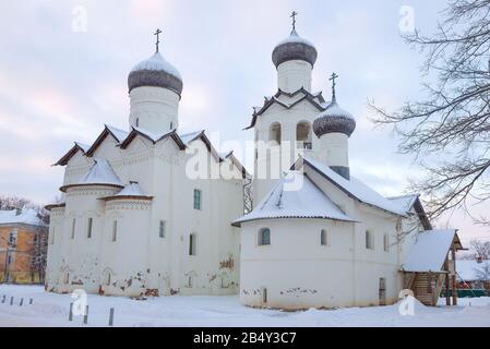 Vista dei templi del Monastero della Trasfigurazione in una serata di gennaio. Staraya Russa, Russia Foto Stock