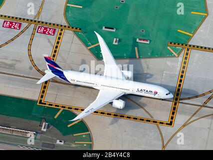 Vista aerea della LATAM Airlines Boeing 787 Dreamliner tassare in un aeroporto internazionale prima della partenza per Santiago, Cile. Aeromobili CC-BGL Foto Stock