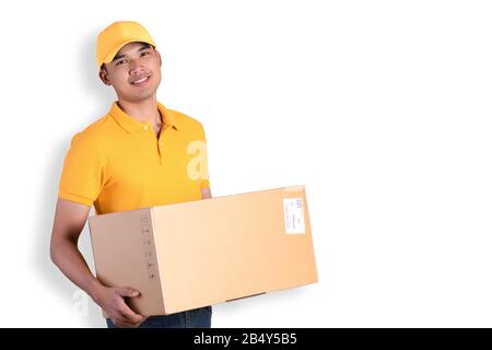 Uomo di consegna felice in polo giallo uniforme casella postale blocco contenitore isolato su sfondo bianco. Corriere sorridente consegna uomo. Foto Stock