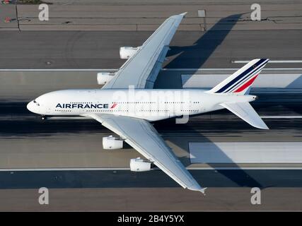 Vista aerea dell'Airbus A380 Air France sulla pista di un aeroporto internazionale con partenza per Parigi Charles de Gaulle. Velivolo a lunga percorrenza F-HPJA. Foto Stock