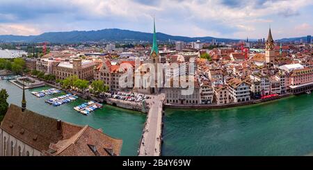 Panorama aereo della città vecchia di Zurigo con la famosa Fraumunster, le chiese di San Pietro e il fiume Limmat dalla chiesa Grossmunster, Svizzera Foto Stock