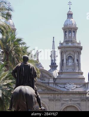 Cattedrale di Santiago del Cile, situata in Plaza de Armas Foto Stock