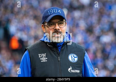 Gelsenkirchen, Germania. 07th Mar, 2020. Calcio: Bundesliga, FC Schalke 04 - 1899 Hoffenheim, 25th matchday, nel Veltins-Arena Schalke allenatore David Wagner entra nello stadio. Credito: David Inderlied/dpa - NOTA IMPORTANTE: In conformità con le norme del DFL Deutsche Fußball Liga e del DFB Deutscher Fußball-Bund, è vietato sfruttare o sfruttare nello stadio e/o dal gioco fotografato sotto forma di immagini di sequenza e/o serie di foto video-simili./dpa/Alamy Live News Foto Stock