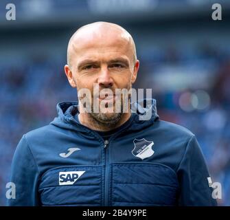 Gelsenkirchen, Germania. 07th Mar, 2020. Calcio: Bundesliga, FC Schalke 04 - 1899 Hoffenheim, 25th matchday, nel Veltins-Arena Hoffenheim allenatore Alfred Schreuder entra nello stadio. Credito: David Inderlied/dpa - NOTA IMPORTANTE: In conformità con le norme del DFL Deutsche Fußball Liga e del DFB Deutscher Fußball-Bund, è vietato sfruttare o sfruttare nello stadio e/o dal gioco fotografato sotto forma di immagini di sequenza e/o serie di foto video-simili./dpa/Alamy Live News Foto Stock