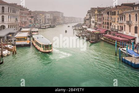 Il Canal Grande dal Ponte di Rialto, Venezia, Città Metropolitana di Venezia, Italia in una fredda e nebbia mattina di dicembre Foto Stock