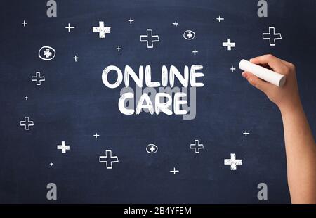 Disegno a mano cura on line iscrizione con gesso bianco sulla lavagna, concetto medico Foto Stock