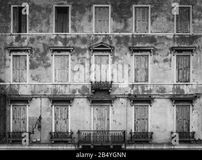 Facciata di persiane chiuse in legno su un vecchio edificio a Venezia, Italia Foto Stock