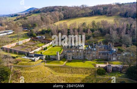 Veduta aerea di Abbotsford House ex casa di Sir Walter Scott vicino a Melrose in Scottish Borders, Scozia, Regno Unito Foto Stock