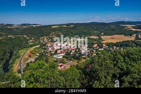 Vista della città dal Castello di Wlenski Grodek, Wlen, Bassa Slesia, Polonia Foto Stock