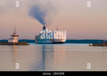 ST. Petersburg, RUSSIA - 03 GIUGNO 2019: Traghetto da crociera 'MOBY SPL Princess Anastasia' della compagnia di navigazione St. Peter Line passa Kronstadt raid su un Ju Foto Stock