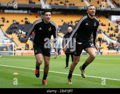 Wolverhampton Wanderers' Raul Jimenez (a sinistra) e Romain Saiss si riscaldano prima della partita della Premier League a Molineux, Wolverhampton. Foto Stock