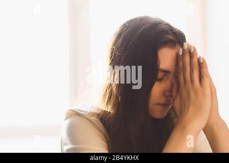 Donna mani pregando a dio. La donna Prega per la benedizione di dio di desiderare una vita migliore, pregando per il perdono e credendo nella bontà. Vita cristiana crisi preghiera a dio. Foto Stock