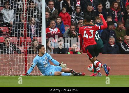 Il portiere di Southampton Alex McCarthy (a sinistra) fa un salvataggio dal Dwight Gayle (a destra) del Newcastle United durante la partita della Premier League al St Mary's Stadium, Southampton. Foto Stock