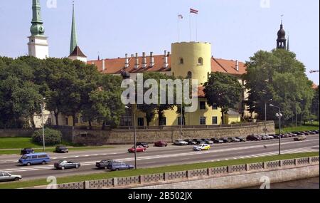 Riga, Lettonia. 25th luglio 2001. Vista del Castello di riga dal 14th secolo. Una volta costruito come castello religioso, è ora sede del presidente lettone e ospita il Museo nazionale di storia lettone. La città vecchia è stata dichiarata Patrimonio dell'Umanità dall'UNESCO dal 1997. Credito: Paul Glaser/dpa-Zentralbild/ZB/dpa/Alamy Live News Foto Stock