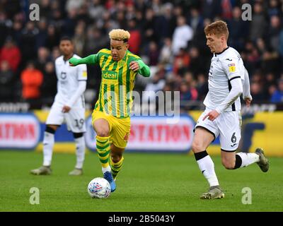 West Bromwich Albion's Callum Robinson sfida Jay Fulton di Swansea City durante la partita Sky Bet Championship tra Swansea City e West Bromwich Albion allo Liberty Stadium di Swansea. Foto Stock