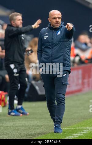 Gelsenkirchen, Germania. 07th Mar, 2020. Calcio: Bundesliga, FC Schalke 04 - 1899 Hoffenheim, 25th matchday, nel Veltins-Arena Hoffenheim allenatore Alfred Schreuder dà le istruzioni. Credito: David Inderlied/dpa - NOTA IMPORTANTE: In conformità con le norme del DFL Deutsche Fußball Liga e del DFB Deutscher Fußball-Bund, è vietato sfruttare o sfruttare nello stadio e/o dal gioco fotografato sotto forma di immagini di sequenza e/o serie di foto video-simili./dpa/Alamy Live News Foto Stock