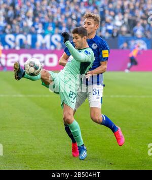 Gelsenkirchen, Germania. 07th Mar, 2020. Calcio: Bundesliga, FC Schalke 04 - 1899 Hoffenheim, 25th giornata di incontro, nel Veltins-Arena Hoffenheim Andrej Kramaric (a sinistra) e Schalke's Timo Becker. Credito: David Inderlied/dpa - NOTA IMPORTANTE: In conformità con le norme del DFL Deutsche Fußball Liga e del DFB Deutscher Fußball-Bund, è vietato sfruttare o sfruttare nello stadio e/o dal gioco fotografato sotto forma di immagini di sequenza e/o serie di foto video-simili./dpa/Alamy Live News Foto Stock